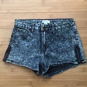 Acid washed denim shorts with side zippers size 26